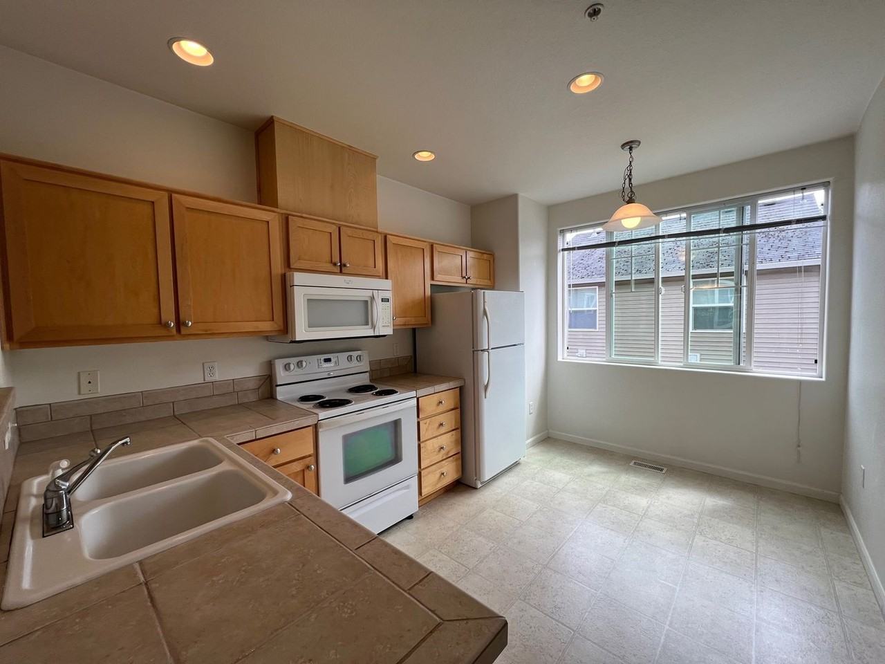 10250 Ne Snoqualmie St - Photo 4 of 17