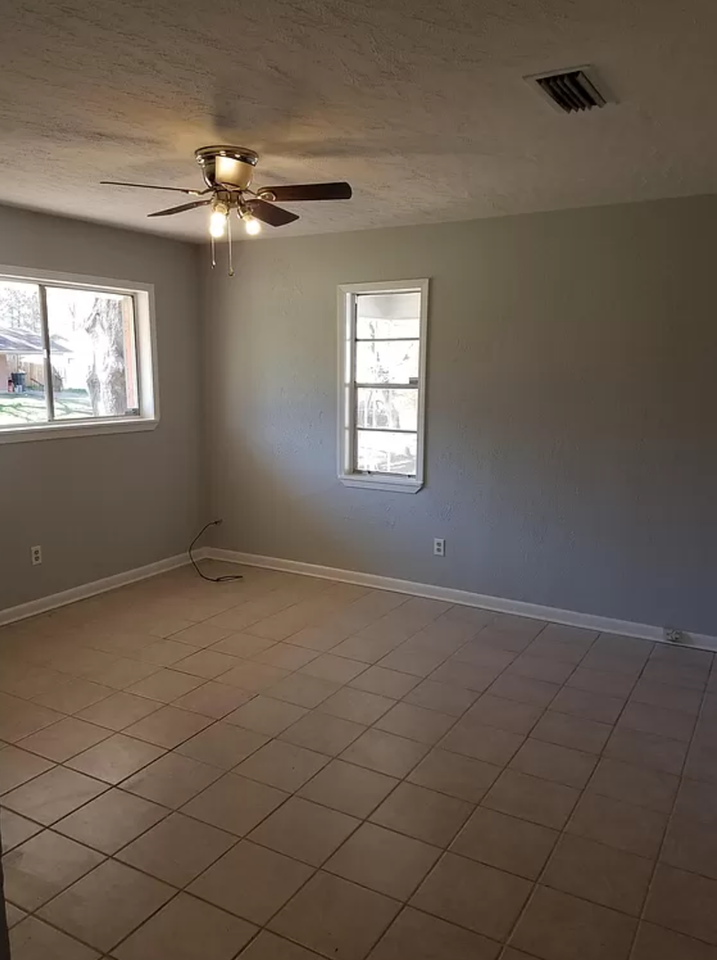 9427 Normandie Dr - Photo 2 of 7