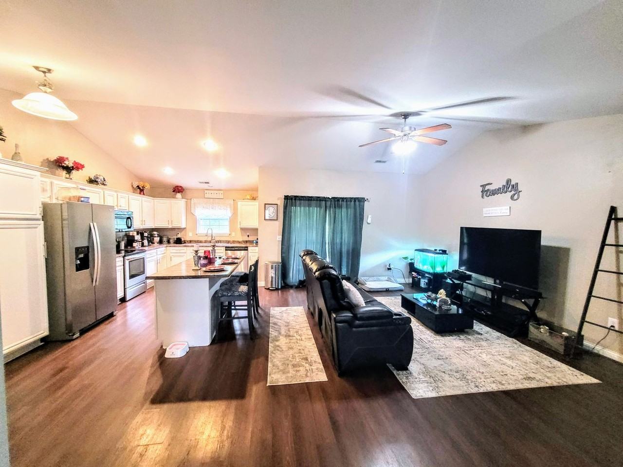 109 Pioneer Ct - Photo 2 of 14