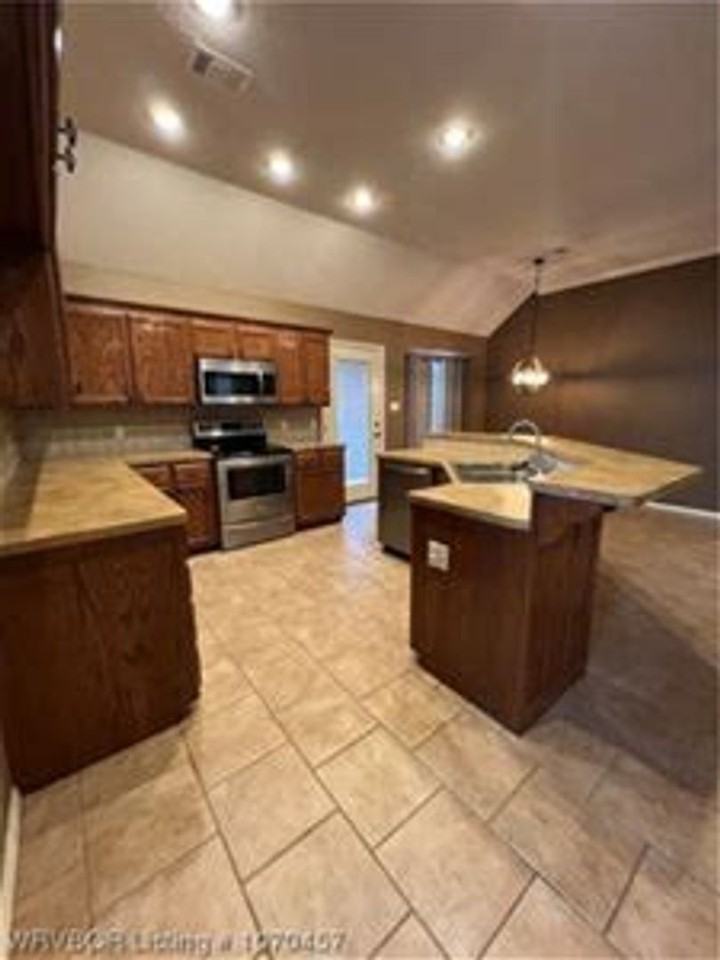 242 Crystal Vw - Photo 3 of 10