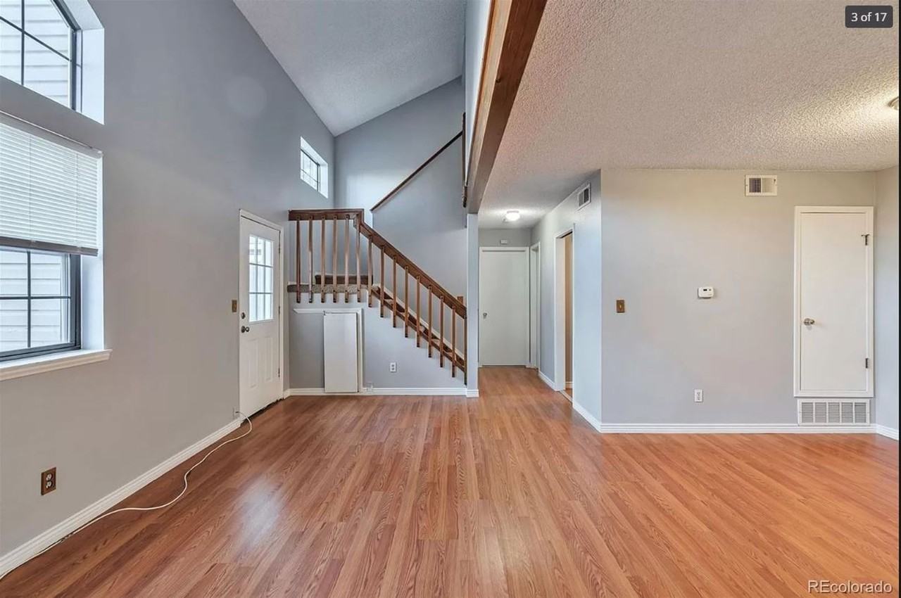 942 S Walden St - Photo 3 of 17