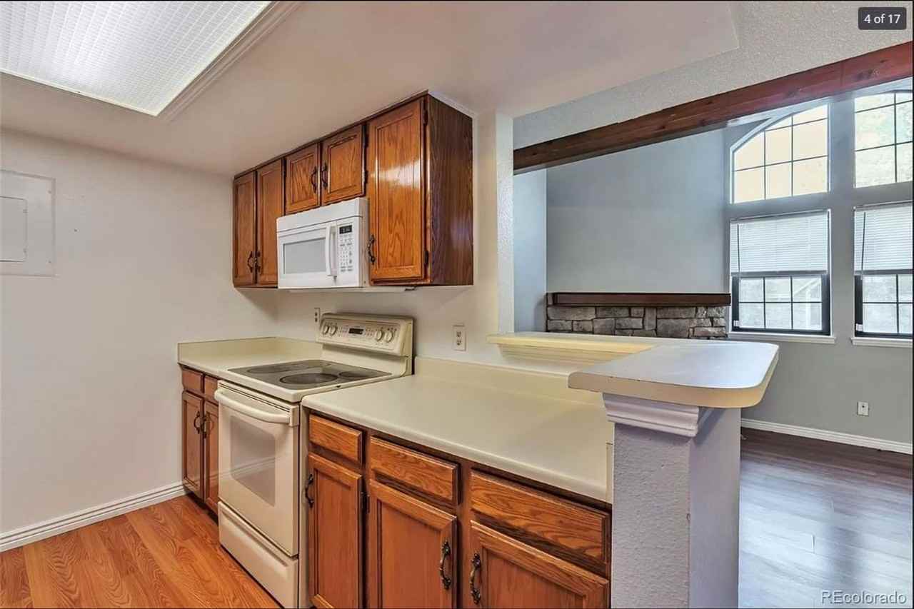 942 S Walden St - Photo 4 of 17