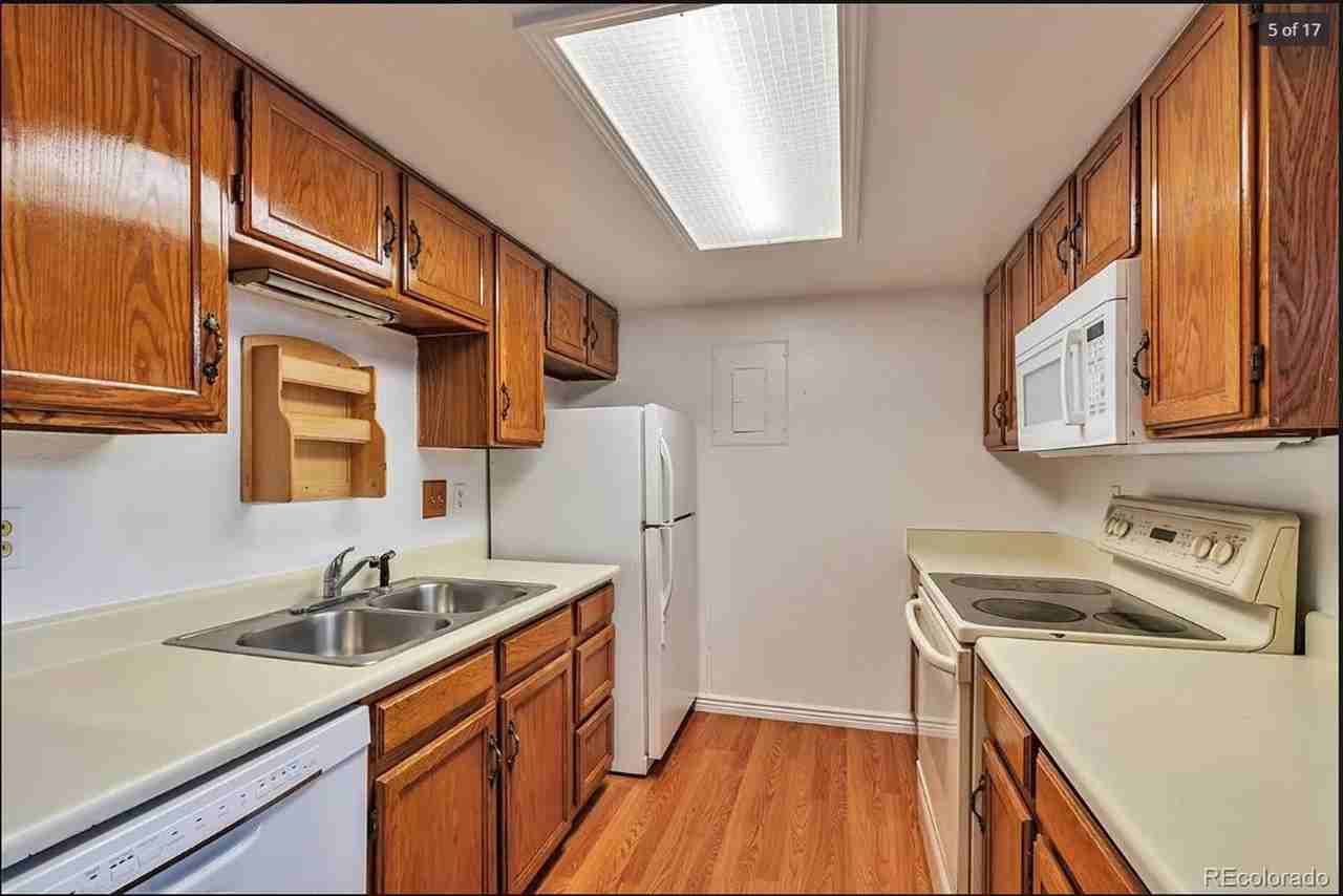 942 S Walden St - Photo 5 of 17