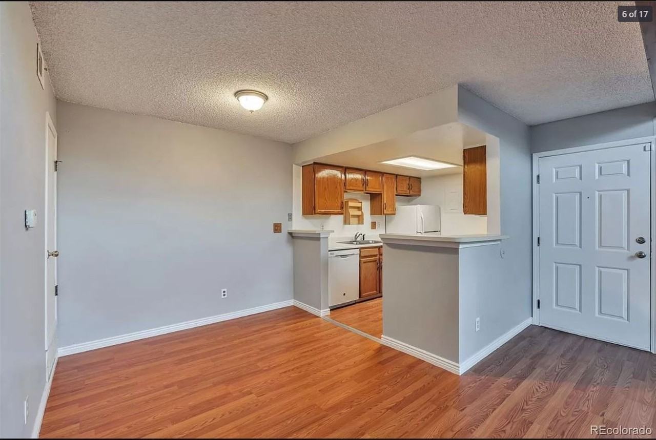 942 S Walden St - Photo 6 of 17
