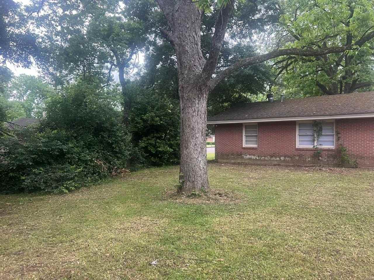 2737 Chevy Chase Dr - Photo 3 of 12