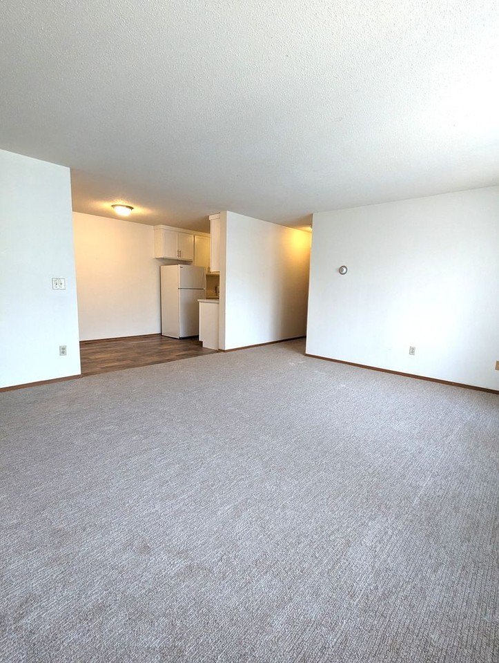 2211 Colfax Ave S - Photo 7 of 20