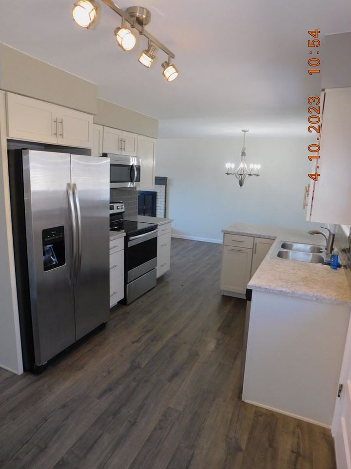9439 W Burgundy Ave - Photo 3 of 22
