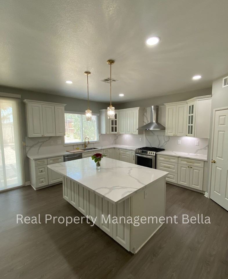 25249 Silverwood Ln - Photo 3 of 32
