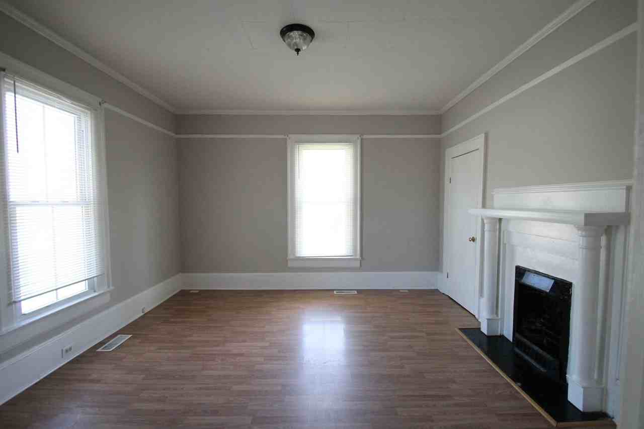 504 East Black Street - Photo 4 of 38