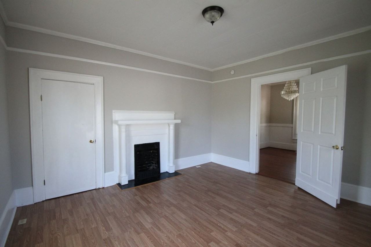 504 East Black Street - Photo 5 of 38