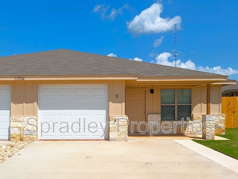 1009 Kerr Ct Apt B - Photo 3 of 11