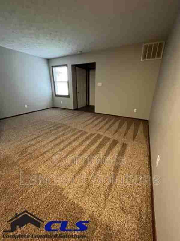 1712 E Morgan Dr - Photo 3 of 10