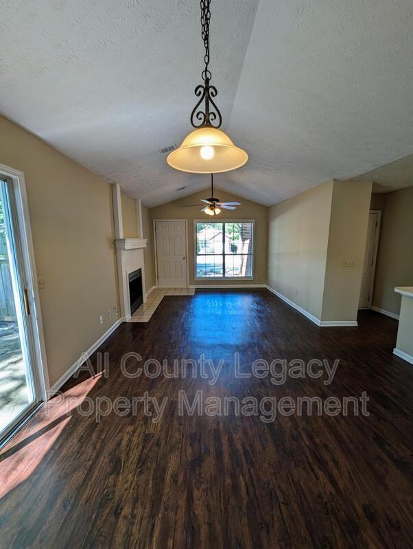 1307 Yorkshire Ln - Photo 3 of 10
