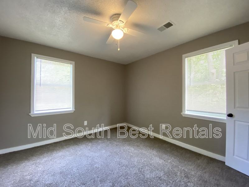 1863 Farrington St - Photo 4 of 8