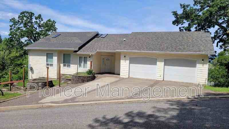 1315 Se Laurel Ct - Photo 2 of 50