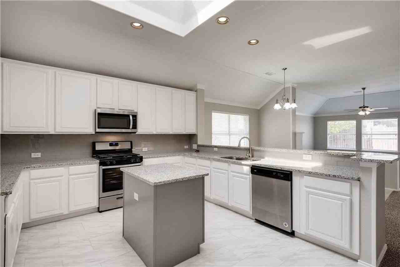 2425 Ravenhurst Dr - Photo 6 of 19