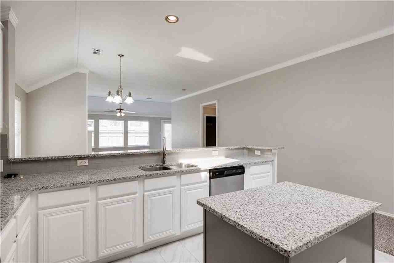 2425 Ravenhurst Dr - Photo 7 of 19