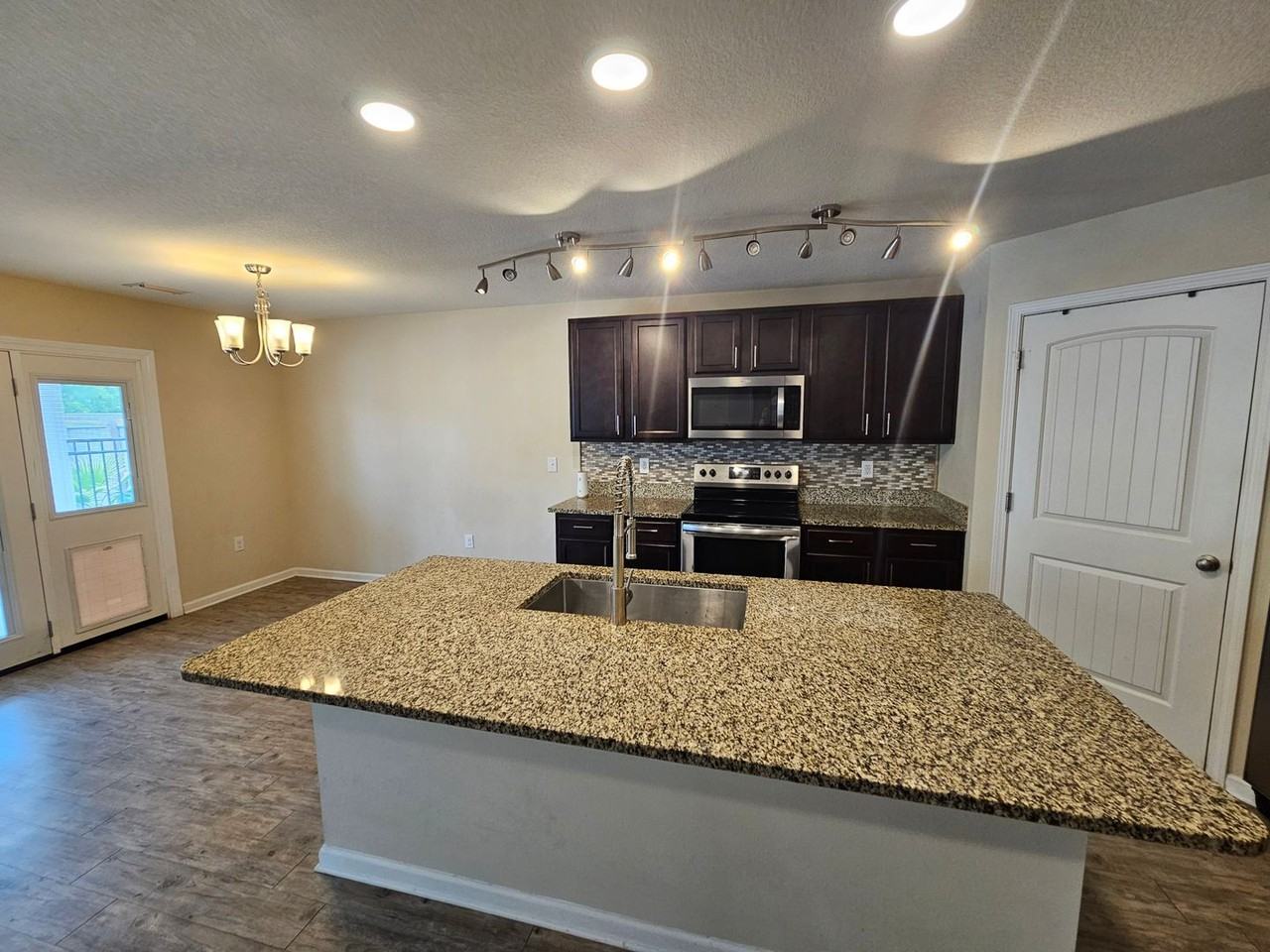 4707 Windsor Park Ln - Photo 7 of 33