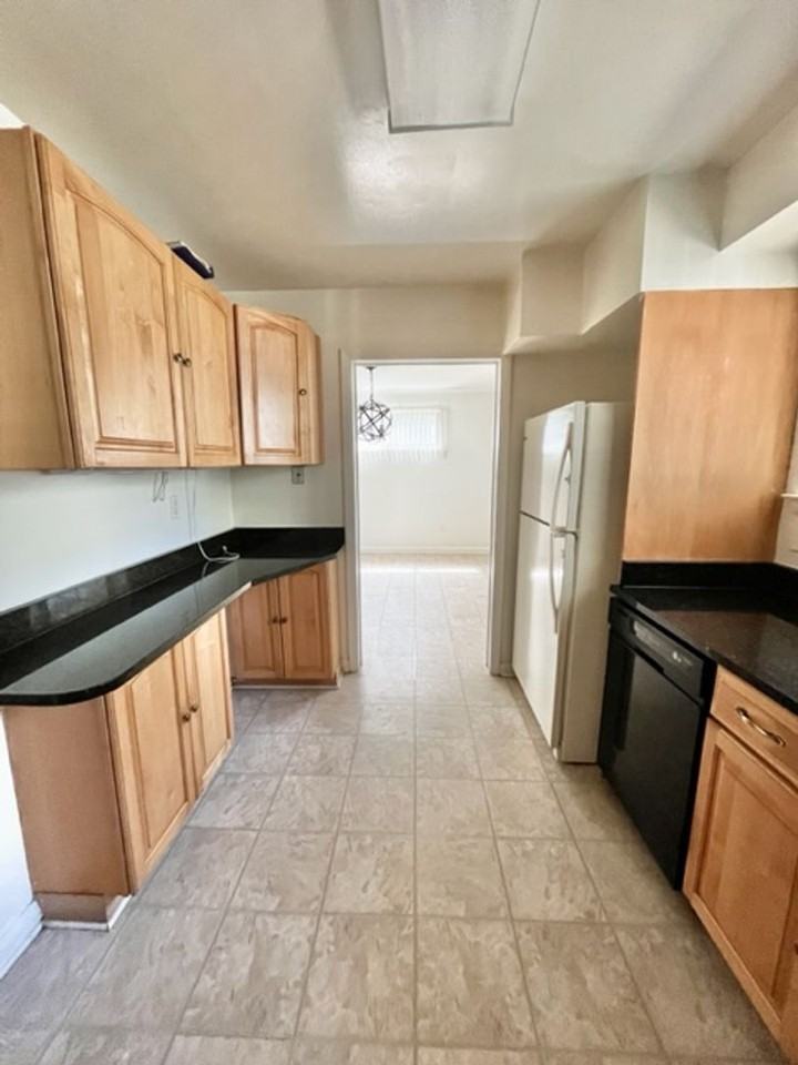 912 Hoyt St - Photo 4 of 45