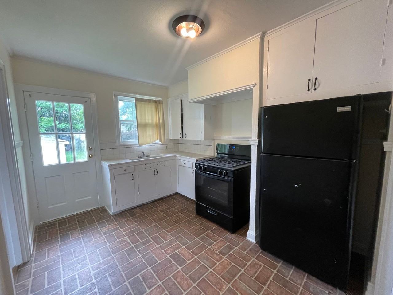 216 Pennsylvania Ave - Photo 3 of 10
