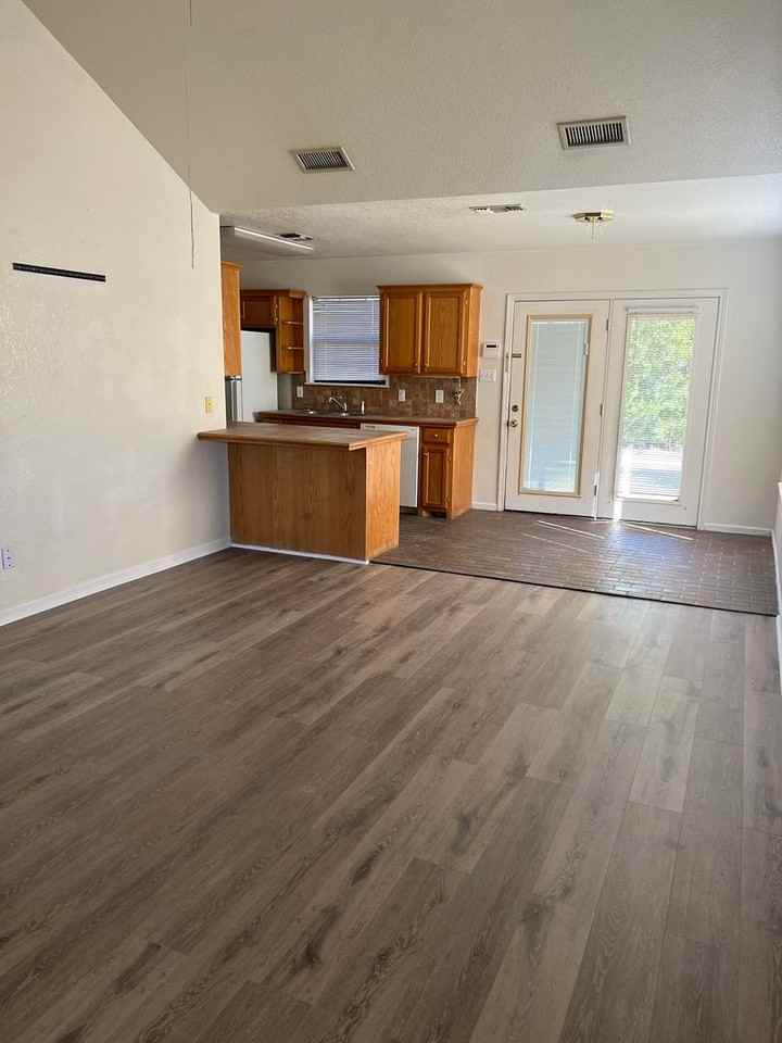 633 Vine St - Photo 2 of 9