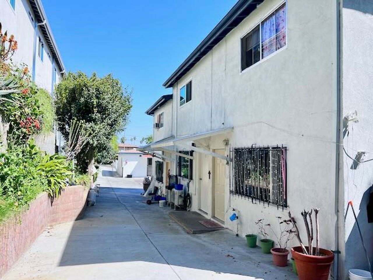 Locke El Sereno - Photo 2 of 13