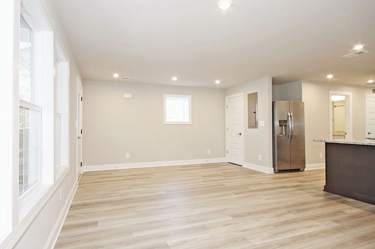 2431 Anlee Rd - Photo 3 of 14