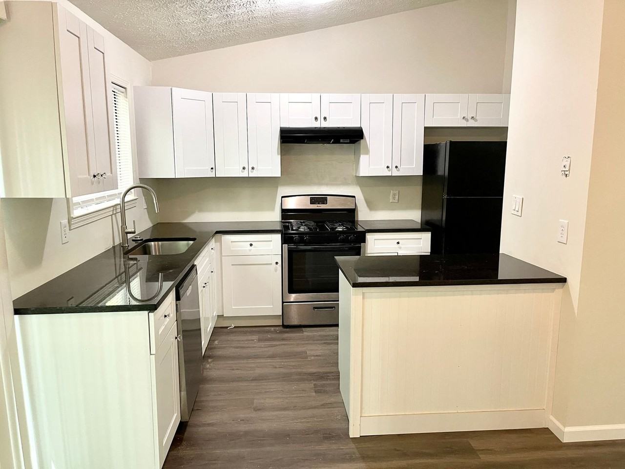 5165 Fairforest Dr - Photo 3 of 18