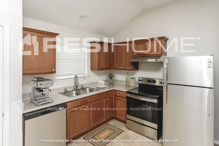 9804 Crocker Dr - Photo 3 of 16