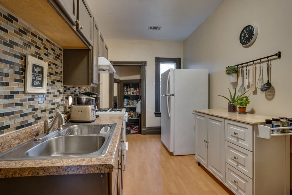 136 Isabel St W #2 - Photo 2 of 19