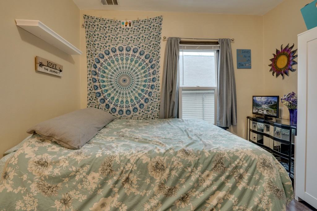 136 Isabel St W #2 - Photo 3 of 19