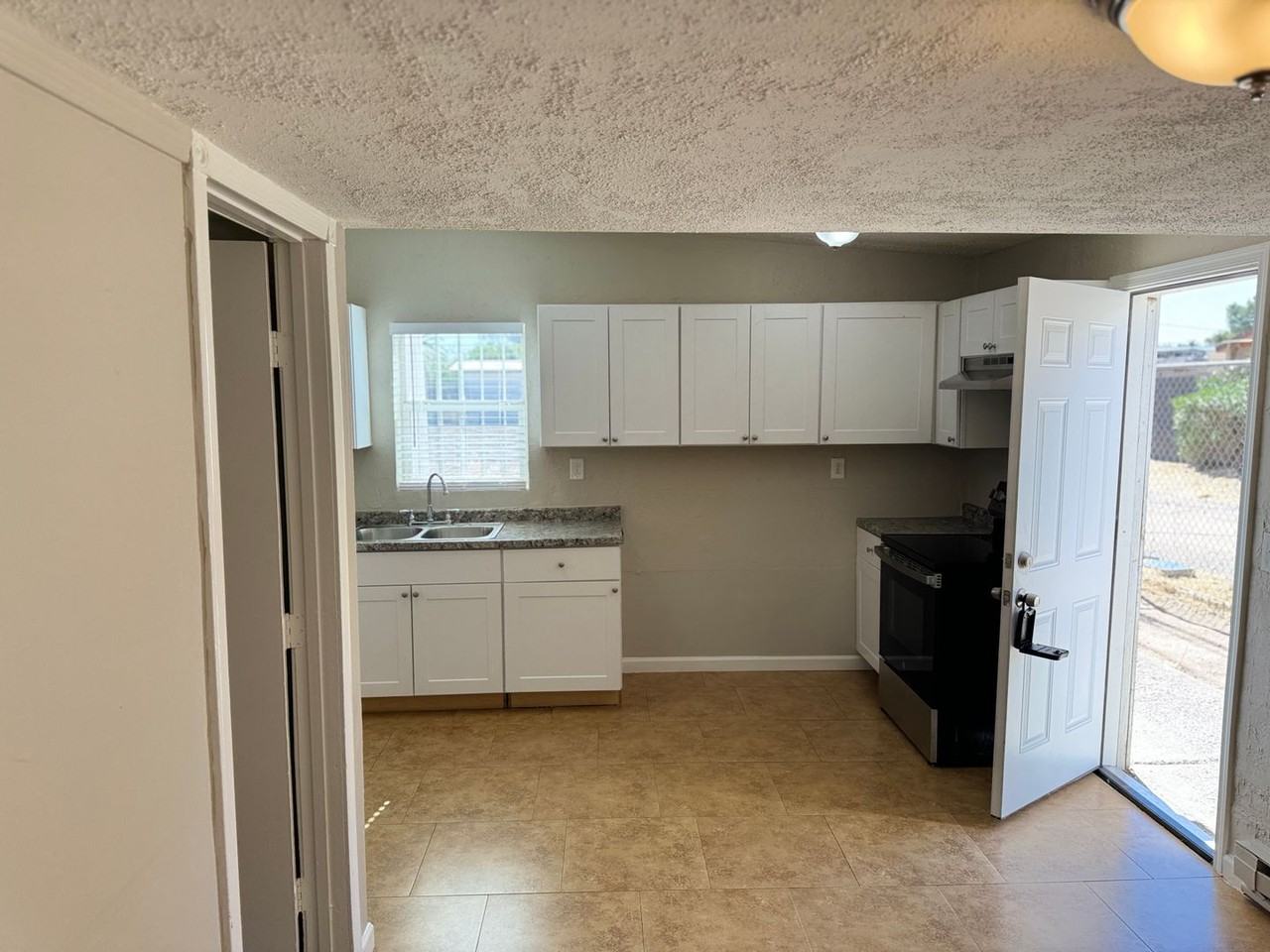 667 W Northern Ave - Photo 3 of 14