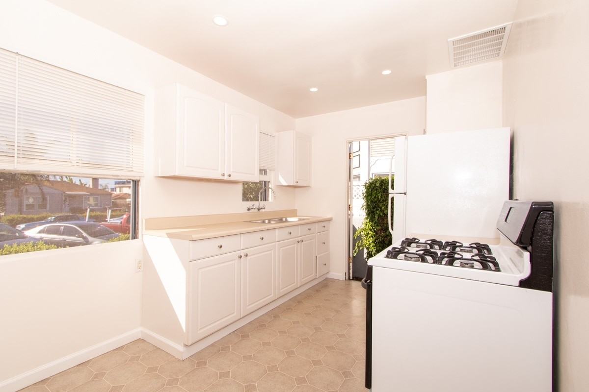 826 Diamond St - Photo 6 of 15