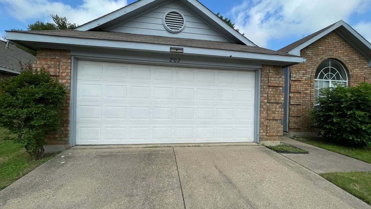 202 Chamblin Dr - Photo 2 of 32