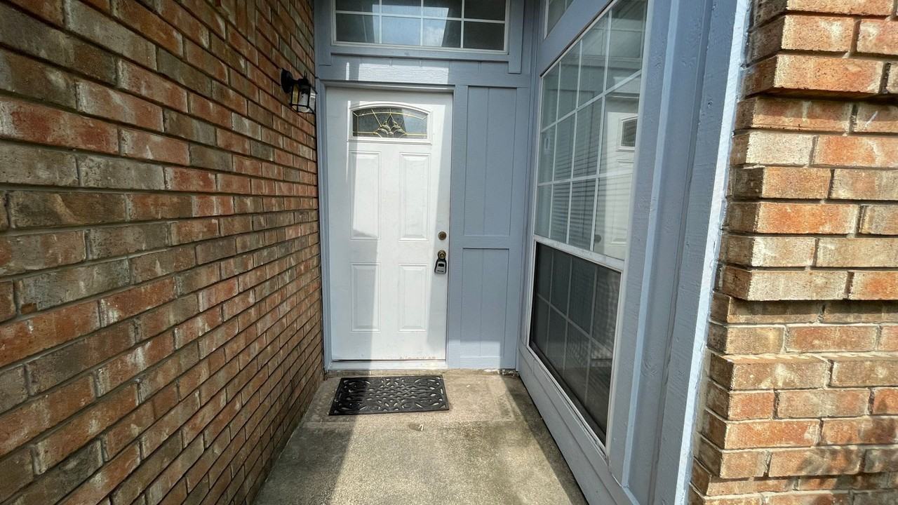 202 Chamblin Dr - Photo 4 of 32