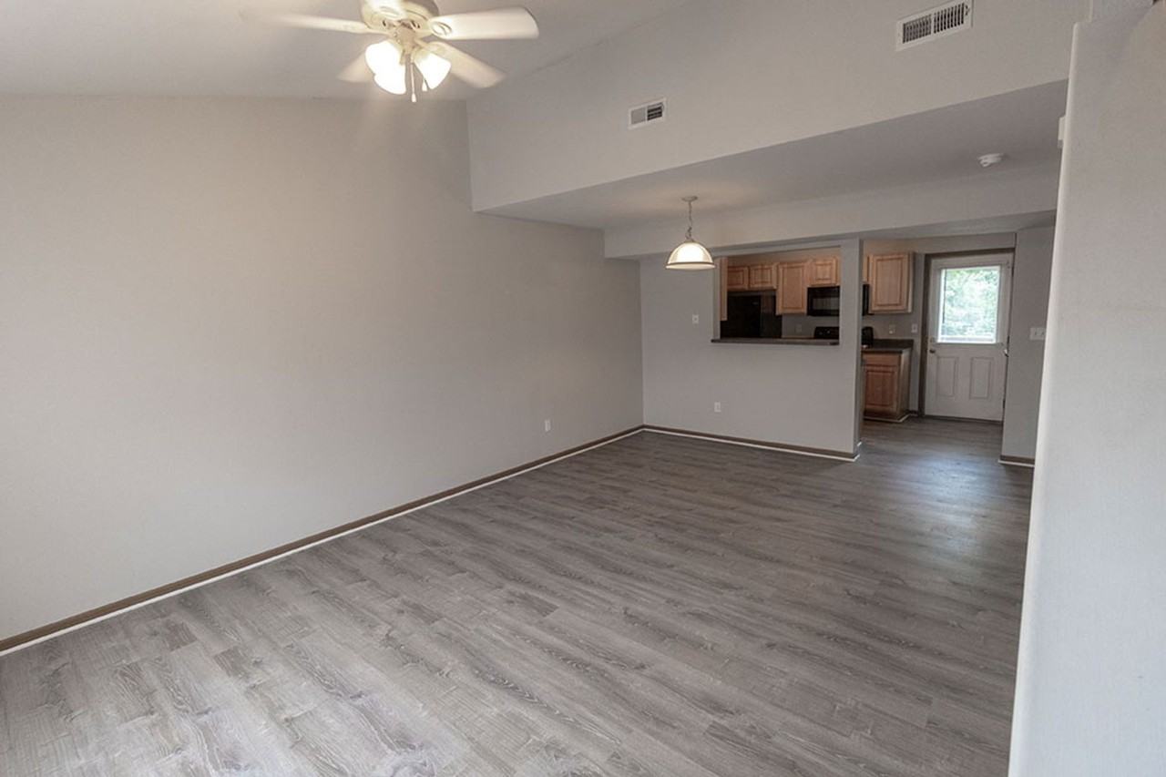 2117 N Ballenger Ln - Photo 3 of 37