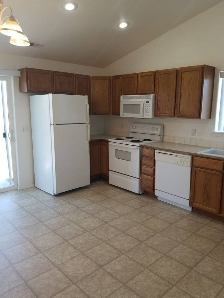 628 N Pennsylvania St - Photo 6 of 23