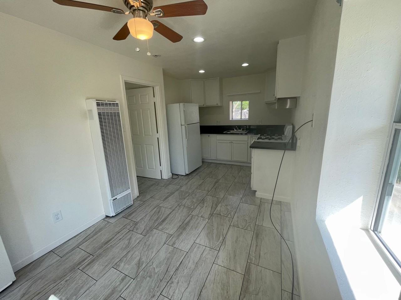 550 Maple St - - Photo 2 of 6