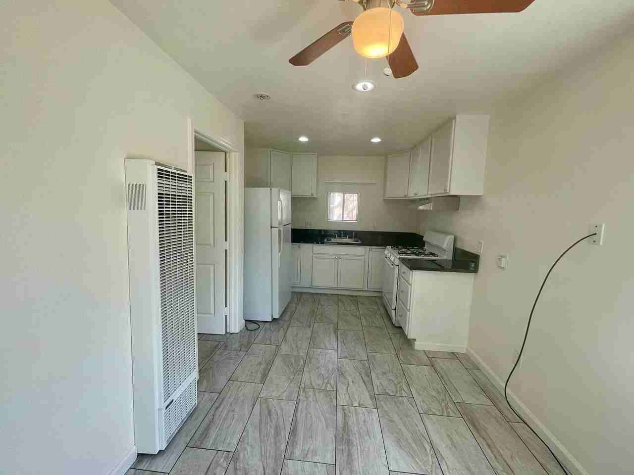 550 Maple St - - Photo 3 of 6