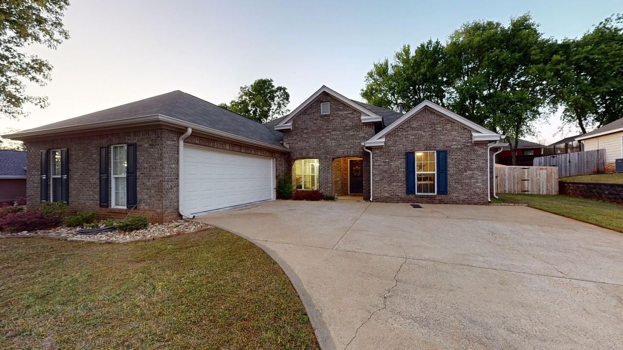 1067 E Poplar St - Photo 2 of 34