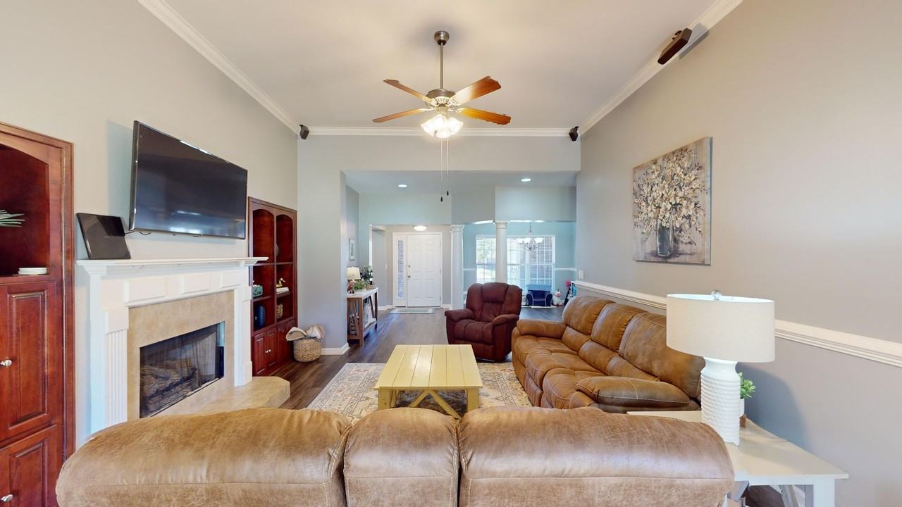 1067 E Poplar St - Photo 4 of 34