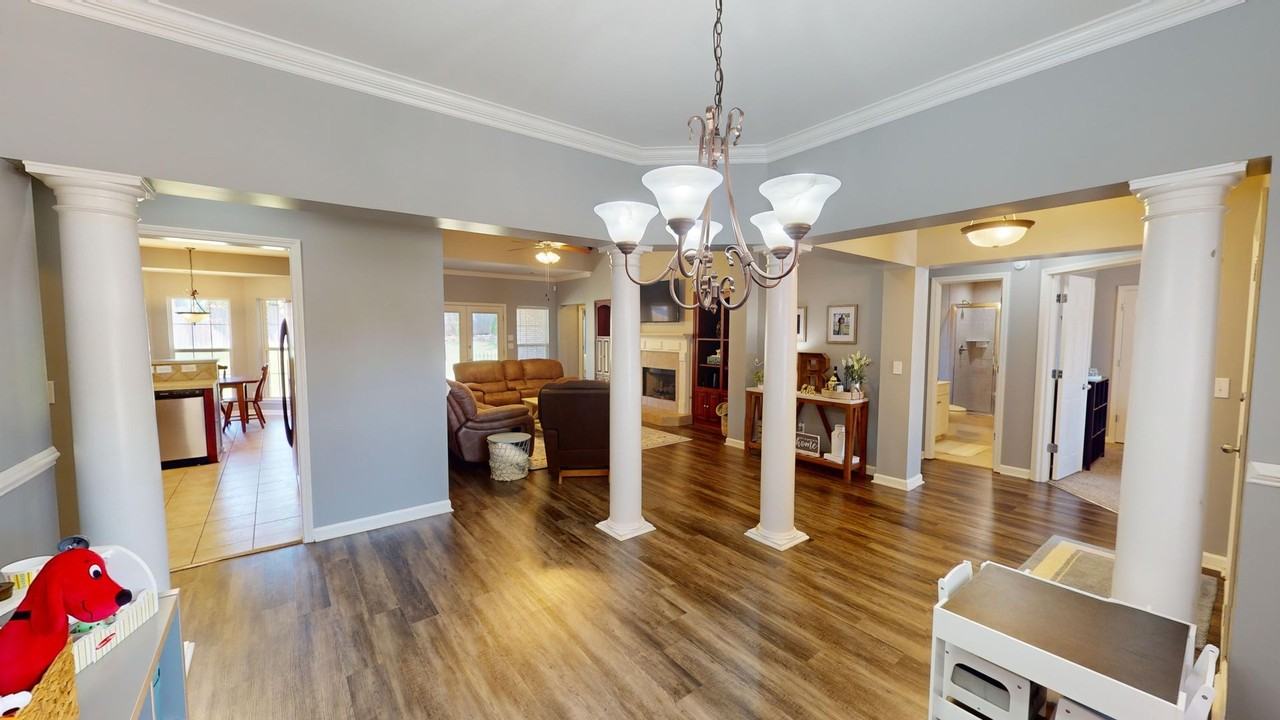 1067 E Poplar St - Photo 5 of 34