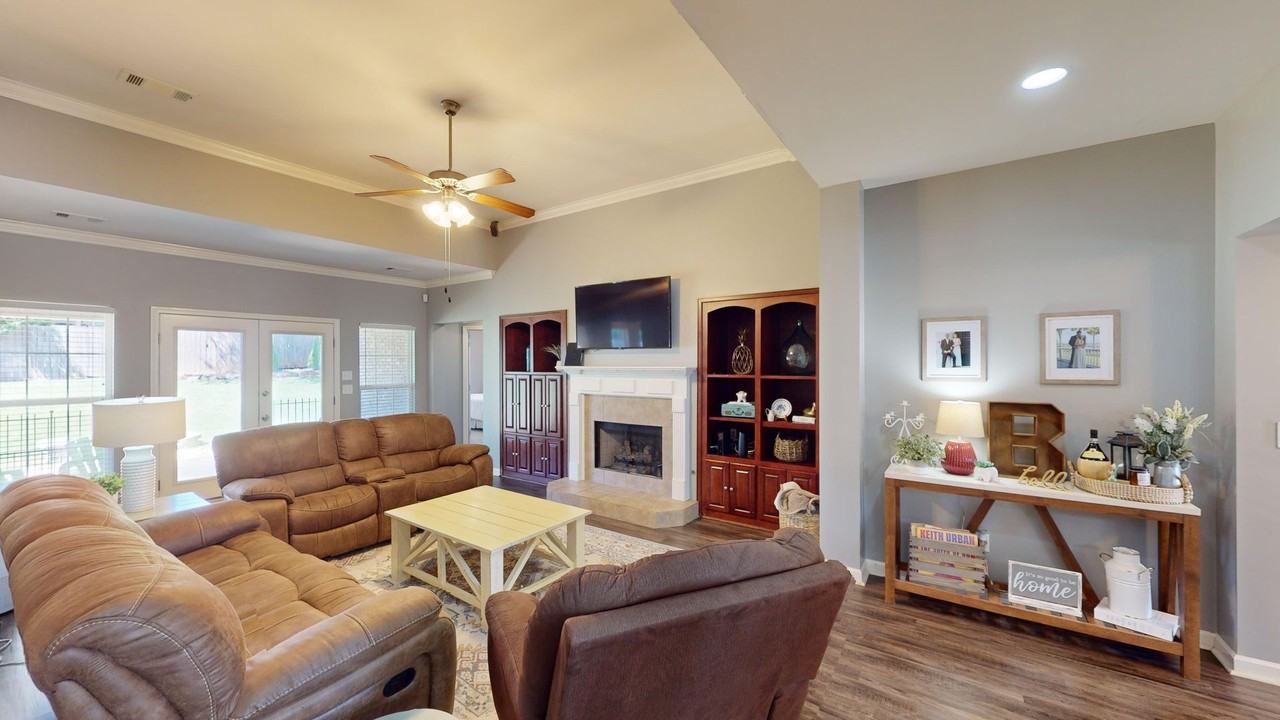 1067 E Poplar St - Photo 6 of 34