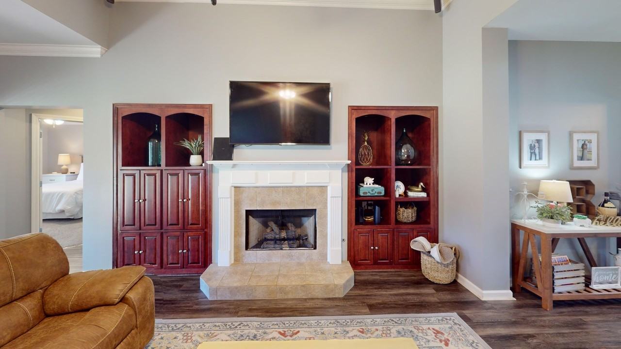 1067 E Poplar St - Photo 7 of 34