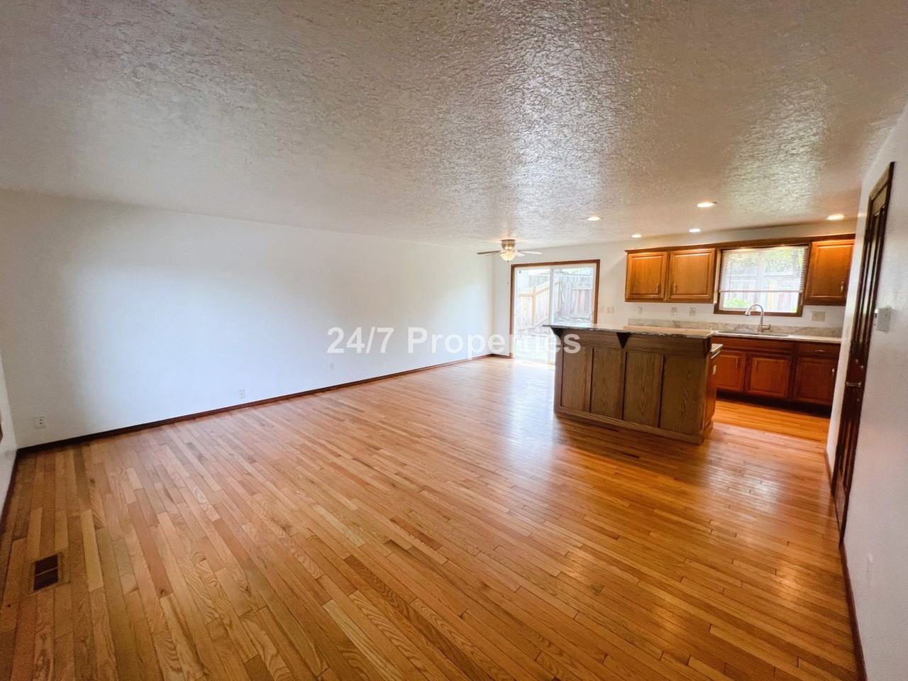 1102 Sw Cherry Park Rd - Photo 4 of 25