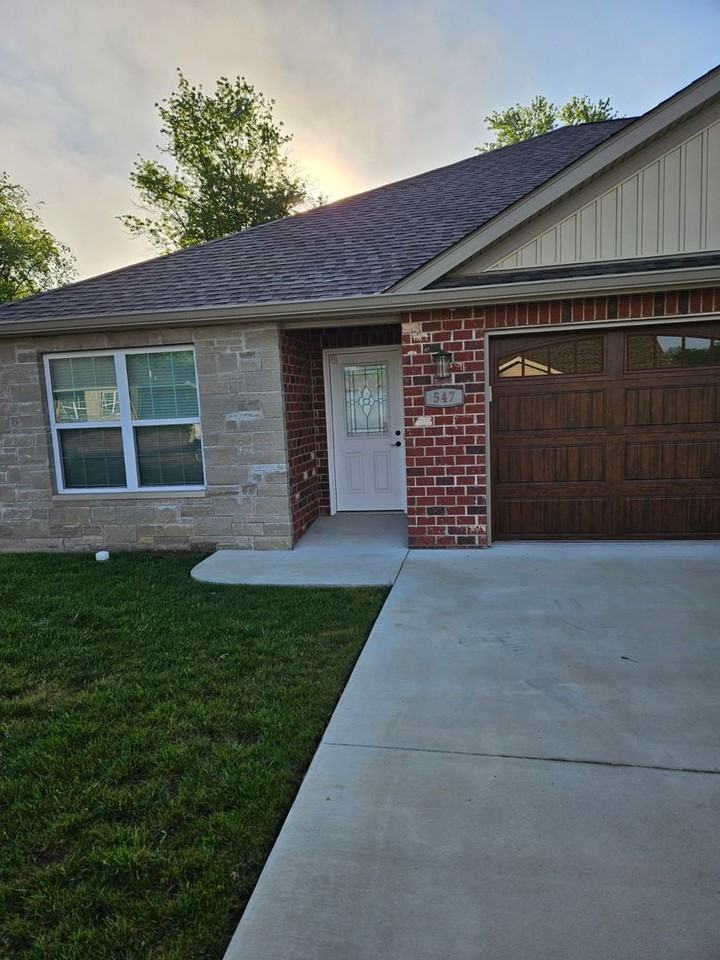 547 Windsor Ln - Photo 2 of 19