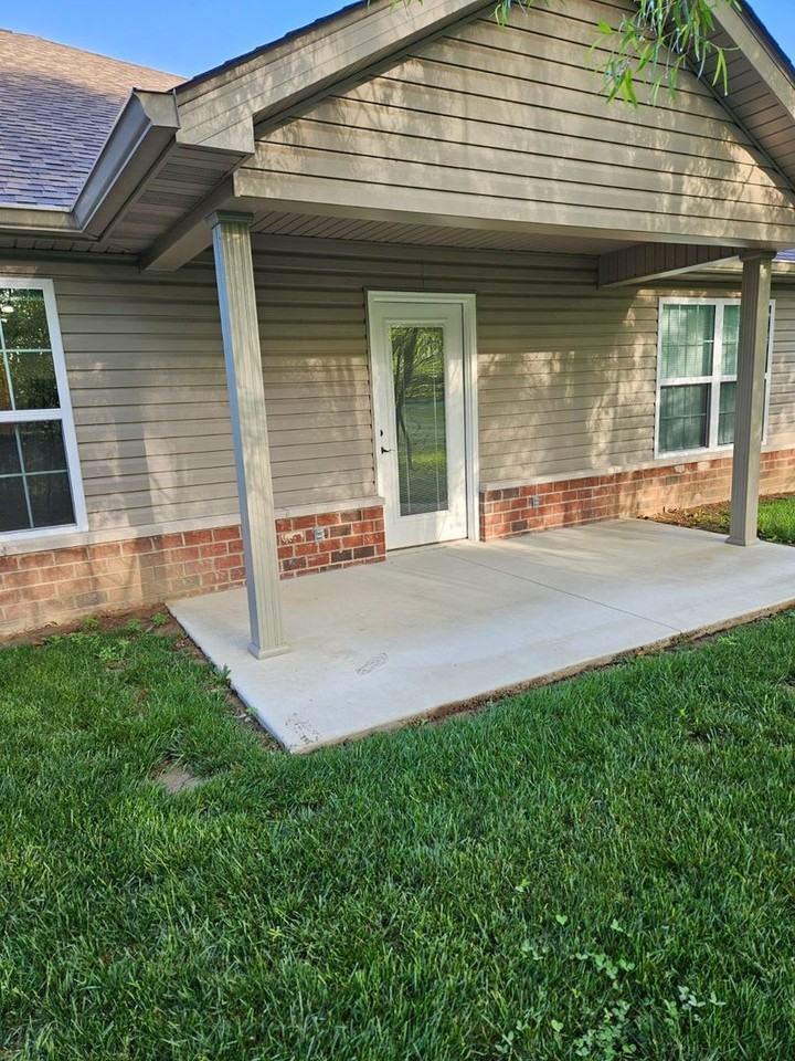 547 Windsor Ln - Photo 3 of 19