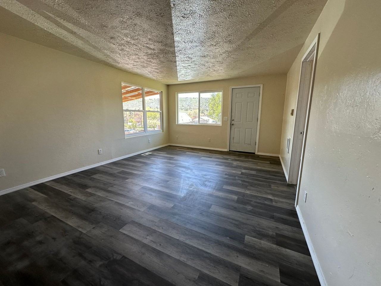 1037 Laurel St - Photo 3 of 25