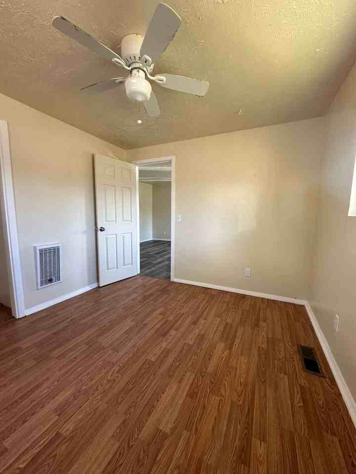 1037 Laurel St - Photo 5 of 25