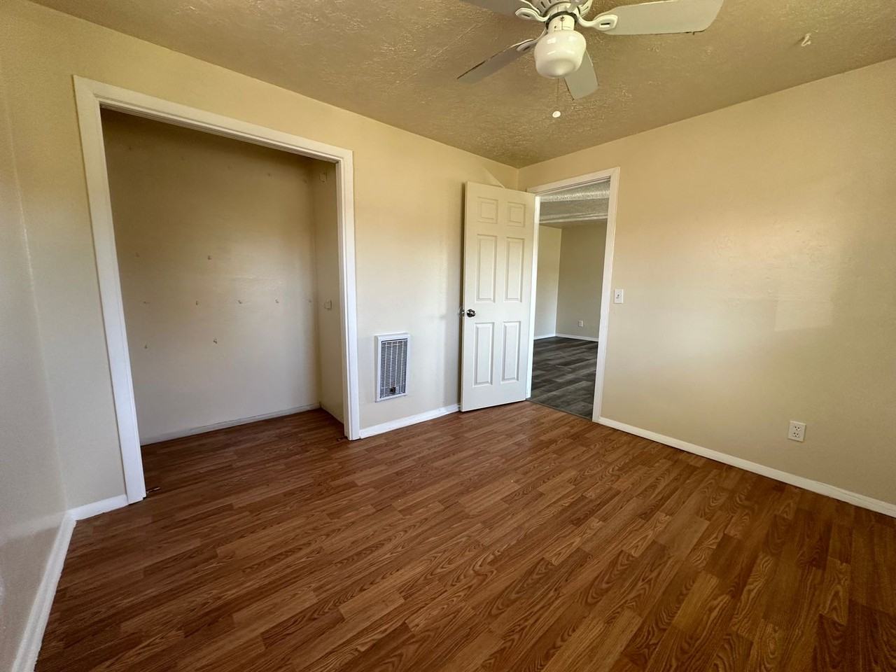 1037 Laurel St - Photo 6 of 25